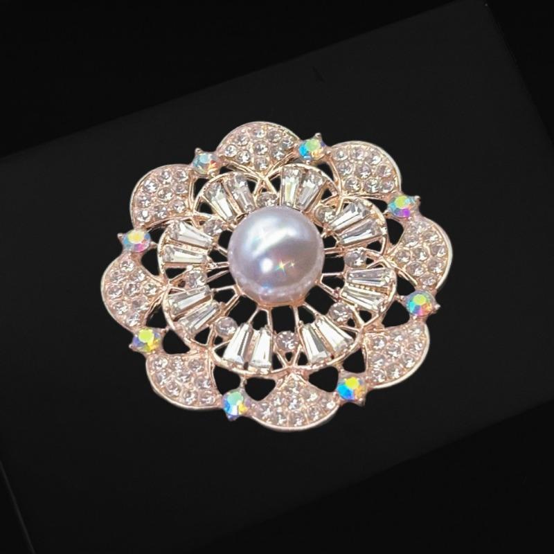 

Recessed Flower Brooch with High-end Waist Closure, Diamond-set Anti-glare Closure, and Decorative Corsage.
