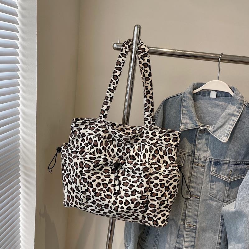 Large capacity leopard print fashion shoulder bag women's new simple personalized tote bag large shopping bag versatile travel bag