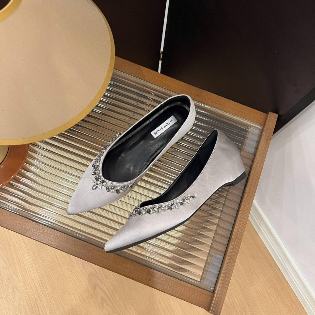 

Sheepskin new French evening wind rhinestone pointed flat shoes women s shallow mouth inner height increase single shoes commuter soft sole women s s 39