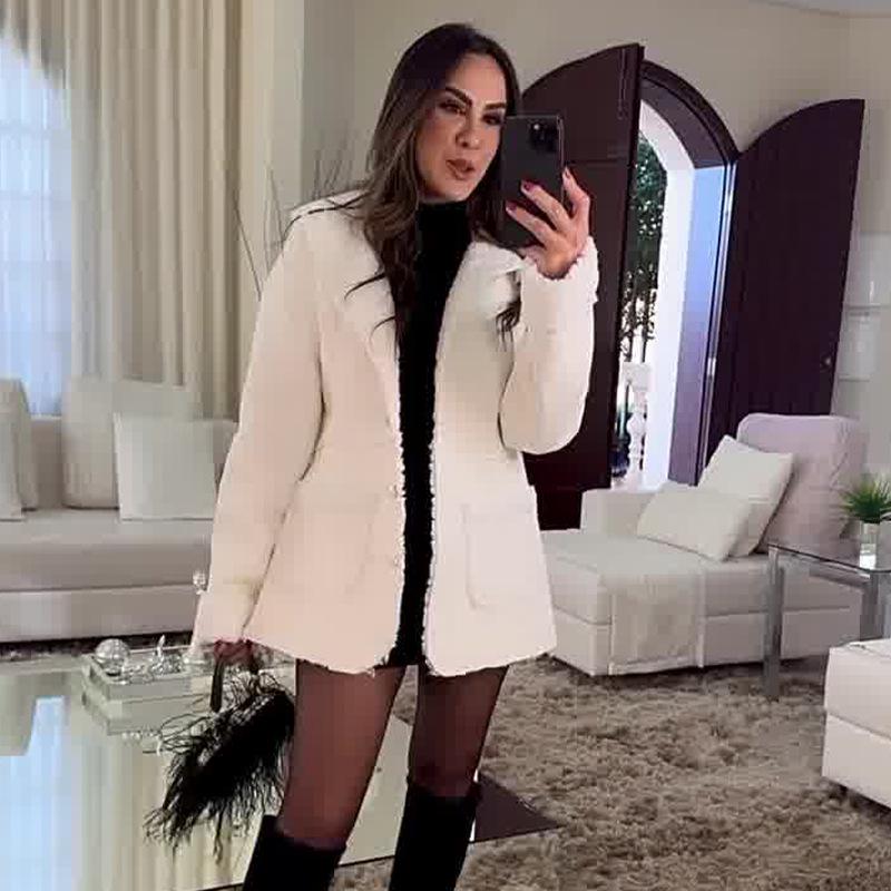 

Женское короткое пальто из овечьей шерсти облегающего кроя однотонного цвета с отложным воротником, осень 2024 M