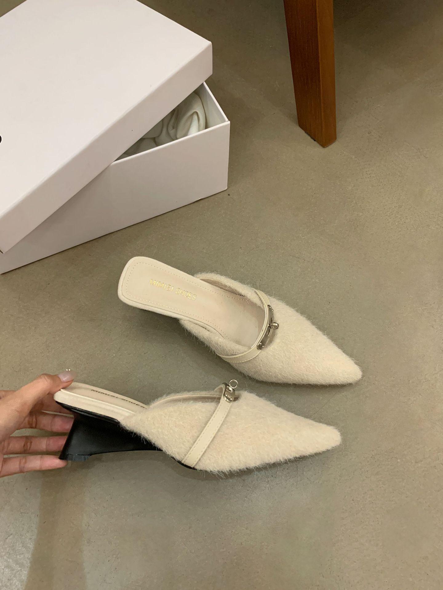 

2025 Mao Mao high-heeled slippers women s wear niche metal buckle lamb wool French wedge heel plush bag head half slippers 39 білий