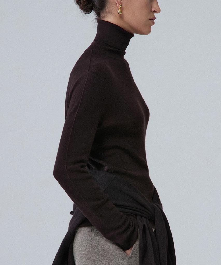 UMARMUNG Weightless Wool Turtle Neck Pullover_Mahogany