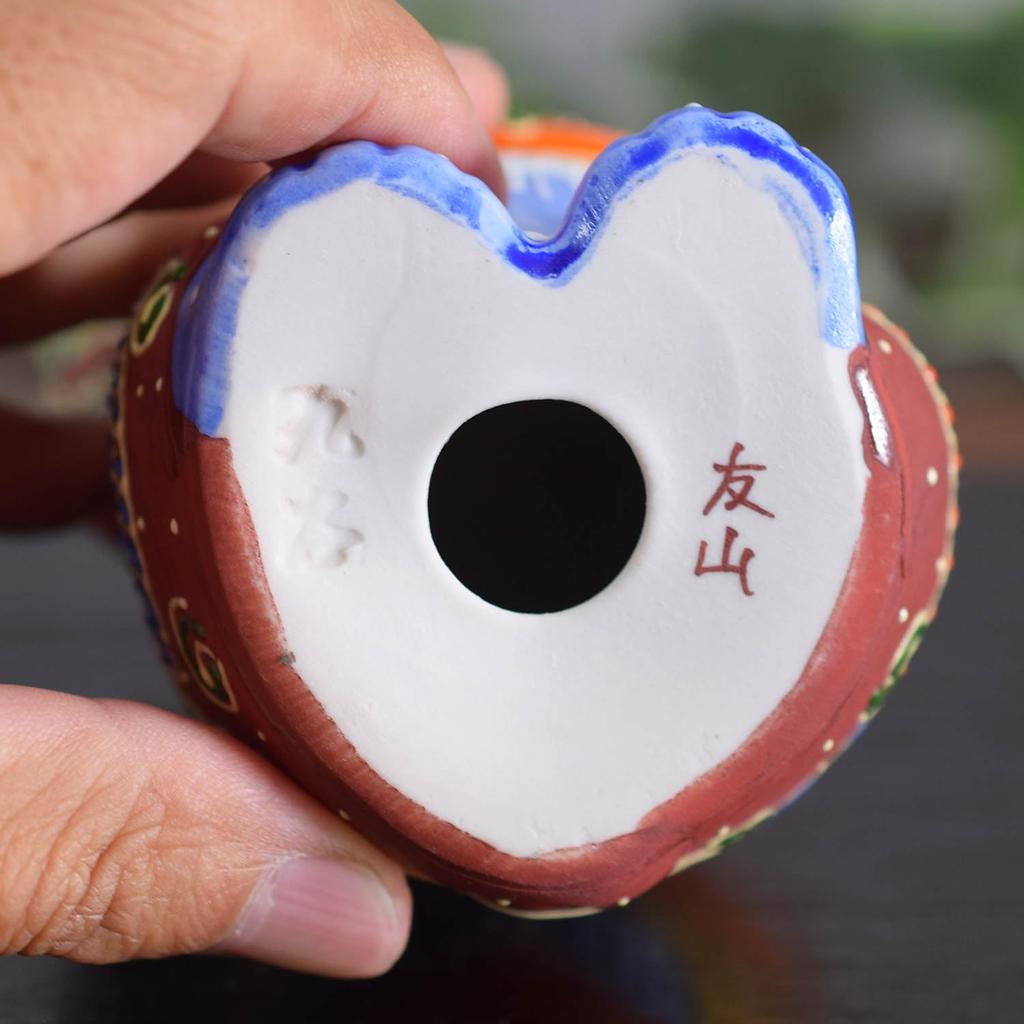 Niedliche Kutani-Keramikfigur von Waza no mit einer winkenden Katze und dem Fuji. Ein perfektes Geschenk für Geschäfte und die 88. Maneki-neko Kura, rechtshändiges Motiv.