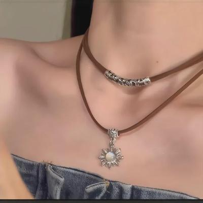 Doppellagige Choker-Halskette im Retro-Ethno-Stil mit Sonnenanhänger für Damen
