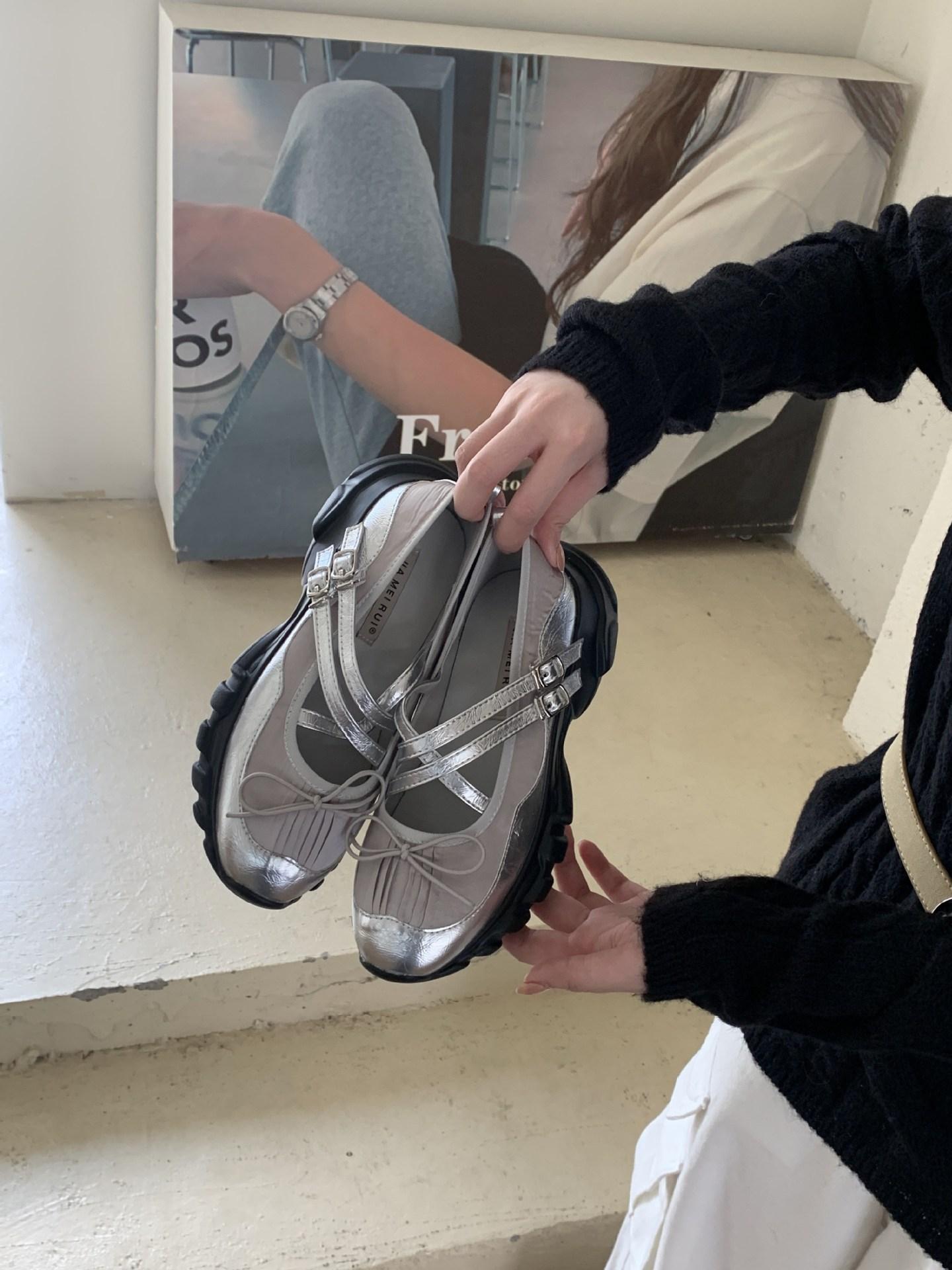 

2025 spring and autumn new patent leather bow muffin platform sports casual shoes women s cross buckle belt Mary Jane shoes 40