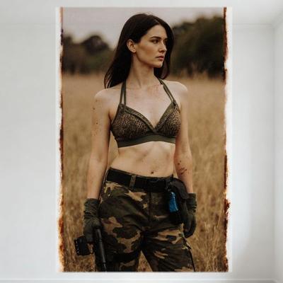 Sexy Militärfrau mit Tarnausrüstung Blechschild, Rustikale Taktische Outdoor-Szene Metallposter für Haus Café Bar Wanddekoration