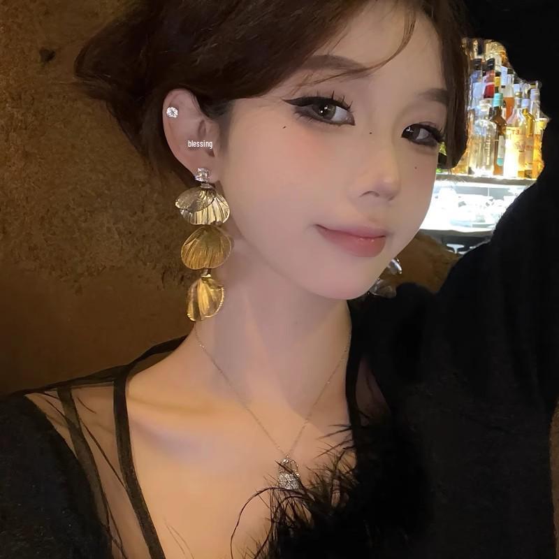 Spicy Girl Vibe: 2025 Sweet & Cool Niche Tassel Earrings - Chic & Slimming Long Design