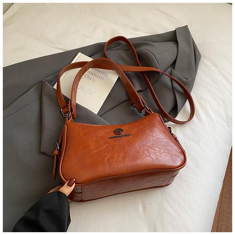 

Модная сумка из кожи с масляной восковой пропиткой женская 2025 новая нишевая дизайнерская сумка-мессенджер на плечо для通勤 ретро универсальная сумка подмышку коричневый