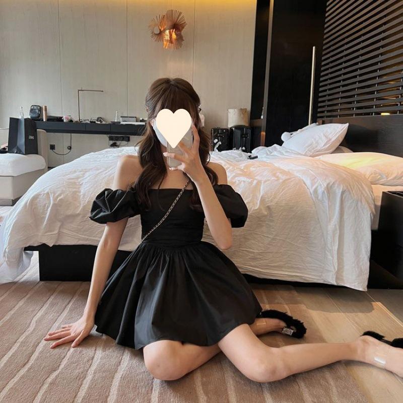 Purely want to wear two bubble sleeve dresses with waist closed, one word off-the-shoulder waist puffy short skirt, small holiday skirt summer