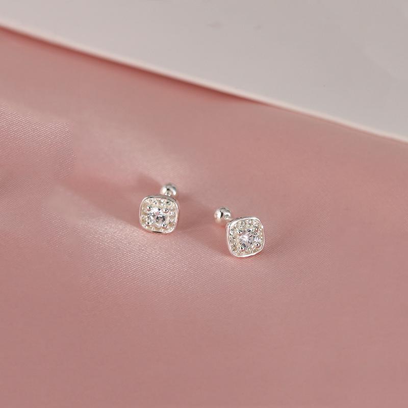 Exquisite Square Sparkling Stud Earrings for Women - Versatile and Elegant Design