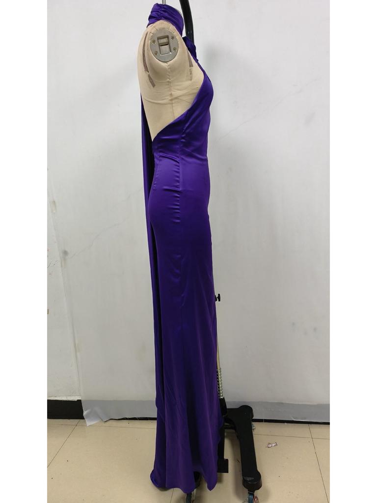 Elegantní večerní šaty s halterneckem a vysokým pasem pro jaro/léto