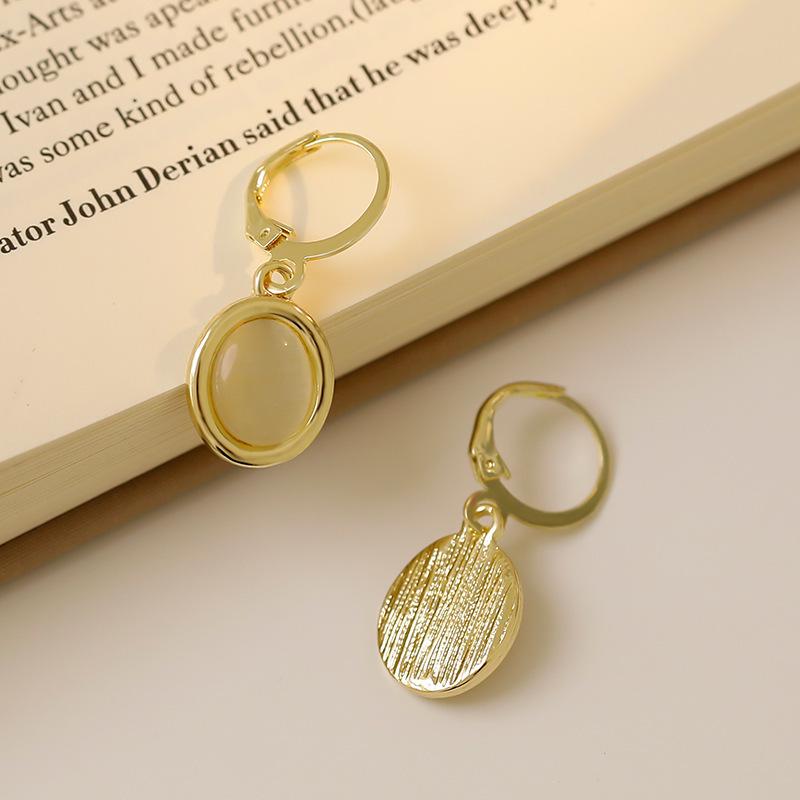 2024 High-End Pearl Stud Earrings: French Light Luxury Style for Women