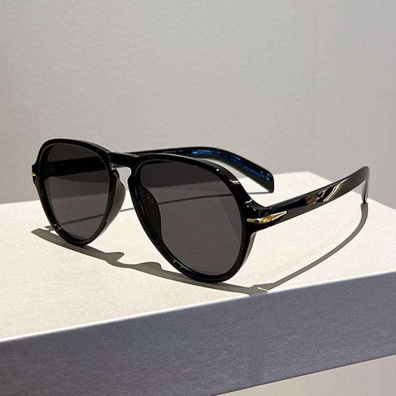 Luxury Designer Pilot Sunglasses Women Men Vintage Big Frame Punk Rivet Shades UV400 Trendy Fashion
