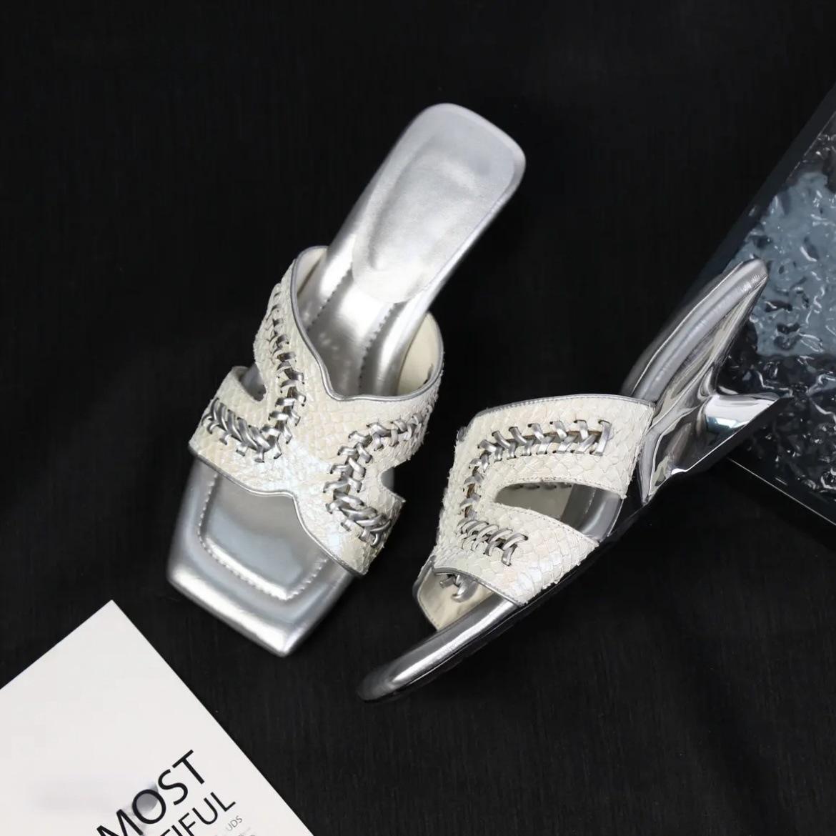 

2025 summer new slippers female Korean version Internet celebrity small fragrant style square head flat bottom word pearl casual cool slippers female 40