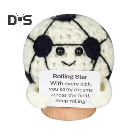 

Мини-вязаный крючком спортивный мяч с позитивной картой на деревянной основе для вязания баскетбола, футбола, регби, бадминтона, гольфа, куклы для снятия стресса, украшения для рабочего стола B