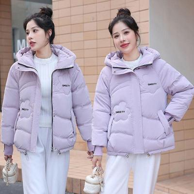 Modische und lockere Damen-Daunenjacke mit heller Oberfläche für den Winter