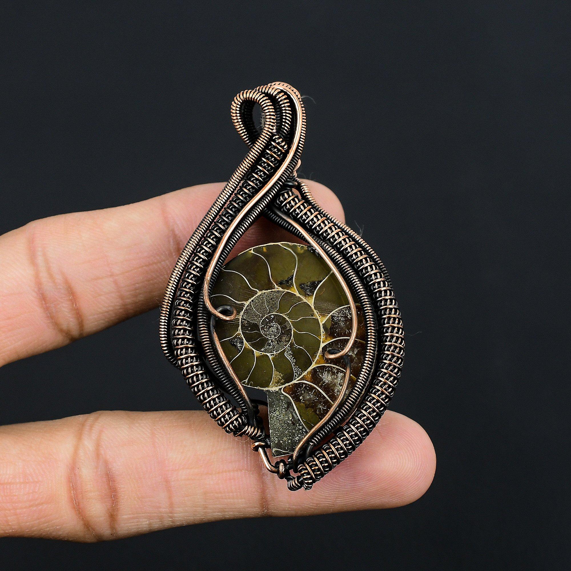 

Подвеска с окаменелостью аммонита, обернутая медной проволокой 999 пробы, подвеска из драгоценного камня ручной работы на День памяти 2.55 Inches