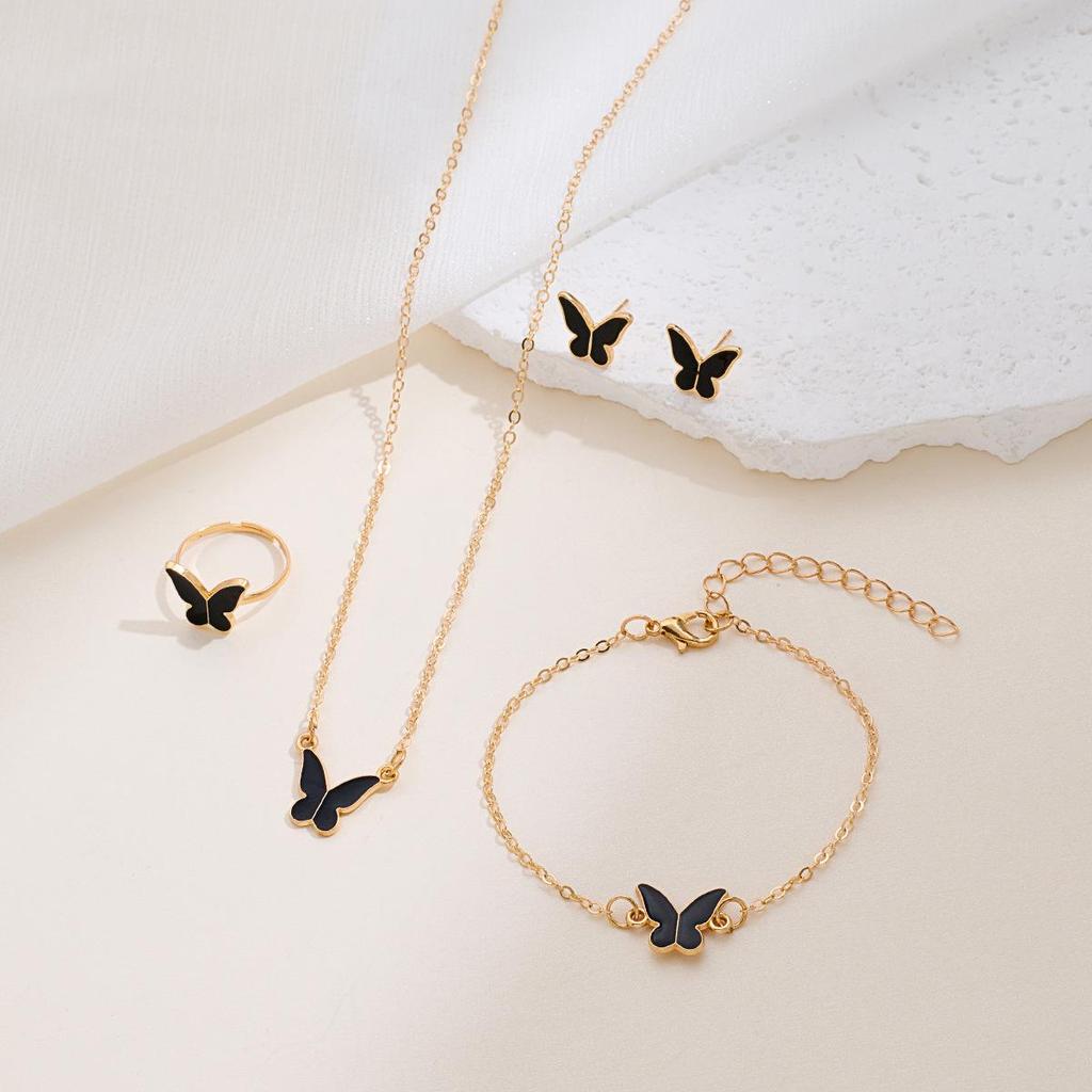 Koreaanse Stijl 4-delige Sieradenset: Bloemenarmband, Ring, Oorbellen met Stud & Klavertje Vier Ketting