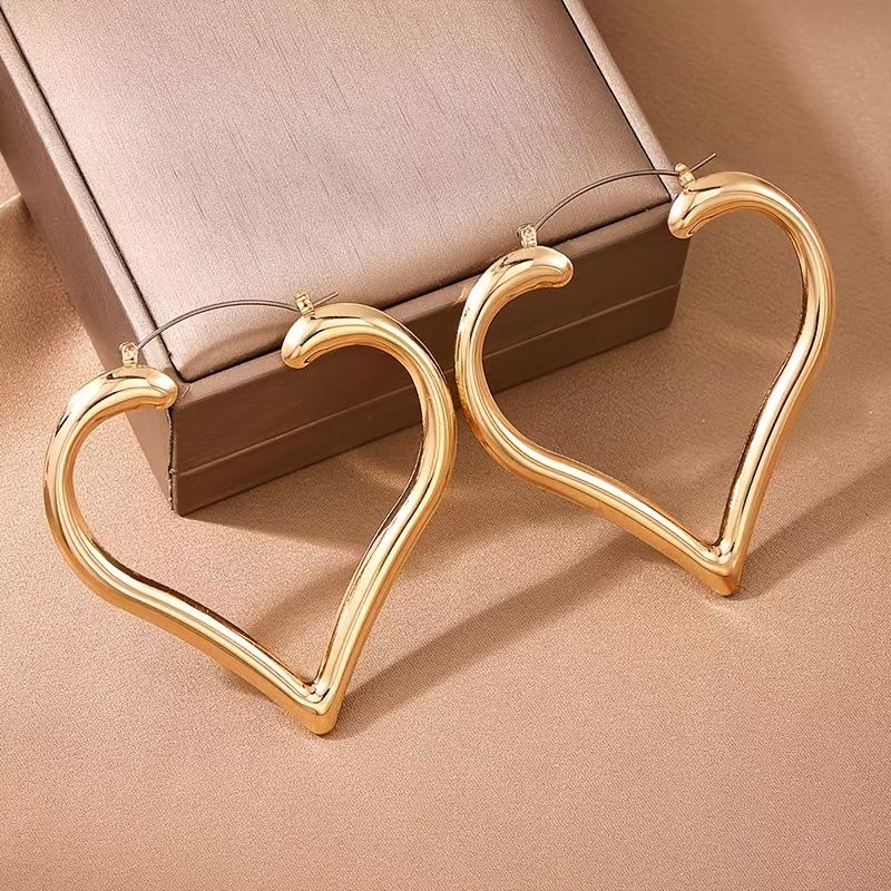 Classic Large Heart Stud Earrings: Stylish Street Wear for Daily Commute with High-End Appeal золотой