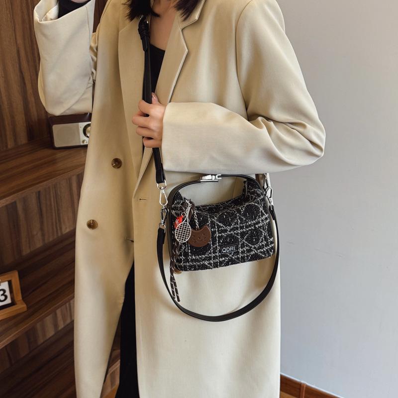 

Retro woolen shoulder bag women s bag 2025 new commuter fashion chain messenger bag 20*10*13 чёрный
