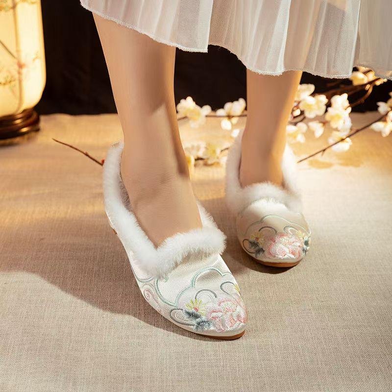 Women's Winter Shallow Embroidered Low Heel Cotton Shoes Ethnic Style Round Toe Slip on Plush Warm Hanfu Shoes Cheongsam Shoes