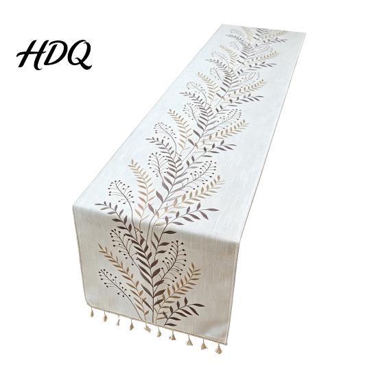 High Quality Embroidered Table Linen Floral Runner Elegant Dining Cover White Rustic Scratch Resistant Runner with Tassels for Home Wedding