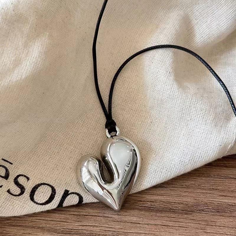 New Goth Irregular Heart Pendant Choker Necklace for Women Elegant Adjustable Black Leather Rope Necklace Jewelry Gifts