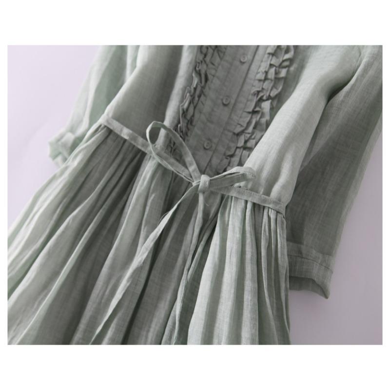 A Mid-length Dress with A Round Neck and Double LACES