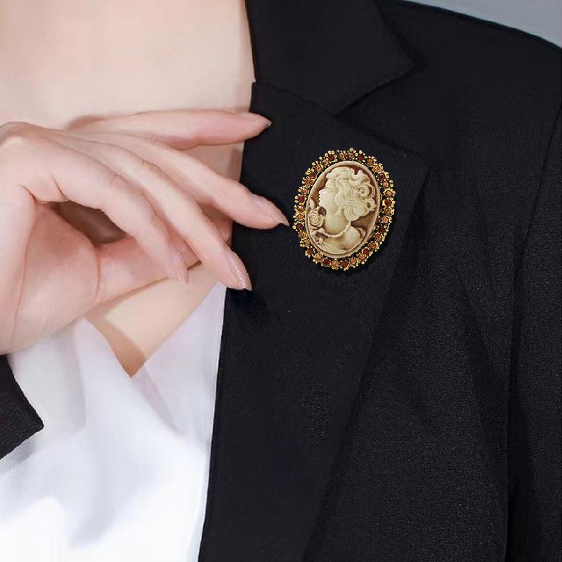 Retro Beauty Avatar Queen High-end Brooch