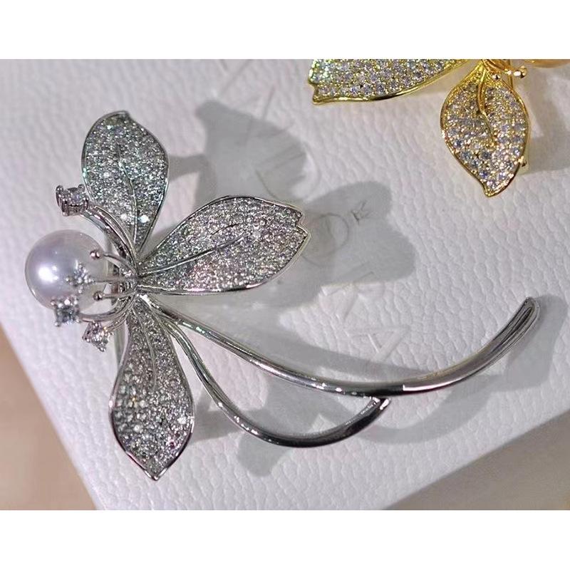 Lässige Brosche, vergoldetes Kupfer mit Zirkonstift, barocke Perlen-Corsage, leere Fassung