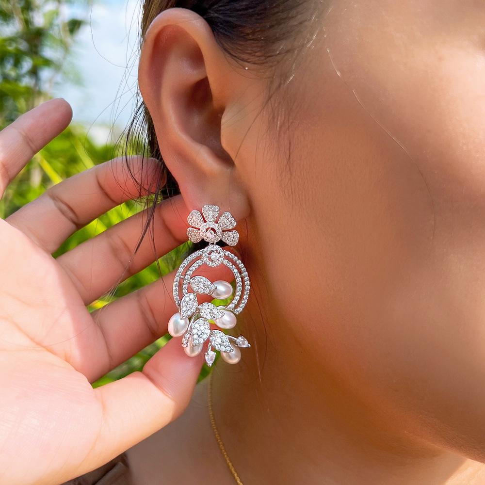Light Luxury Micro-Inlaid Three-Dimensional Flower Pearl Earrings, Super Fairy Cold Wind Zircon Earrings, Bead Earrings.