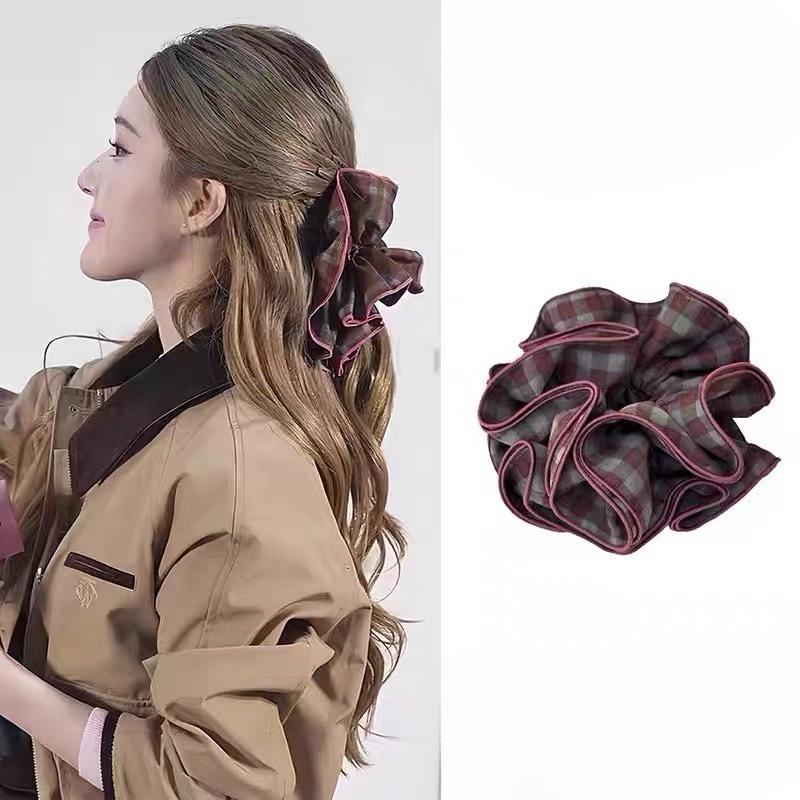 Czterowarstwowa gumka do włosów z obszyciem typu lock-edge w kratę ma bardzo elastyczne pąki kwiatowe