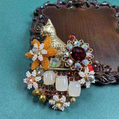 Broche de Gatinho Vintage Tecido à Mão com Miçangas Miyuki - Design Único para Mulheres