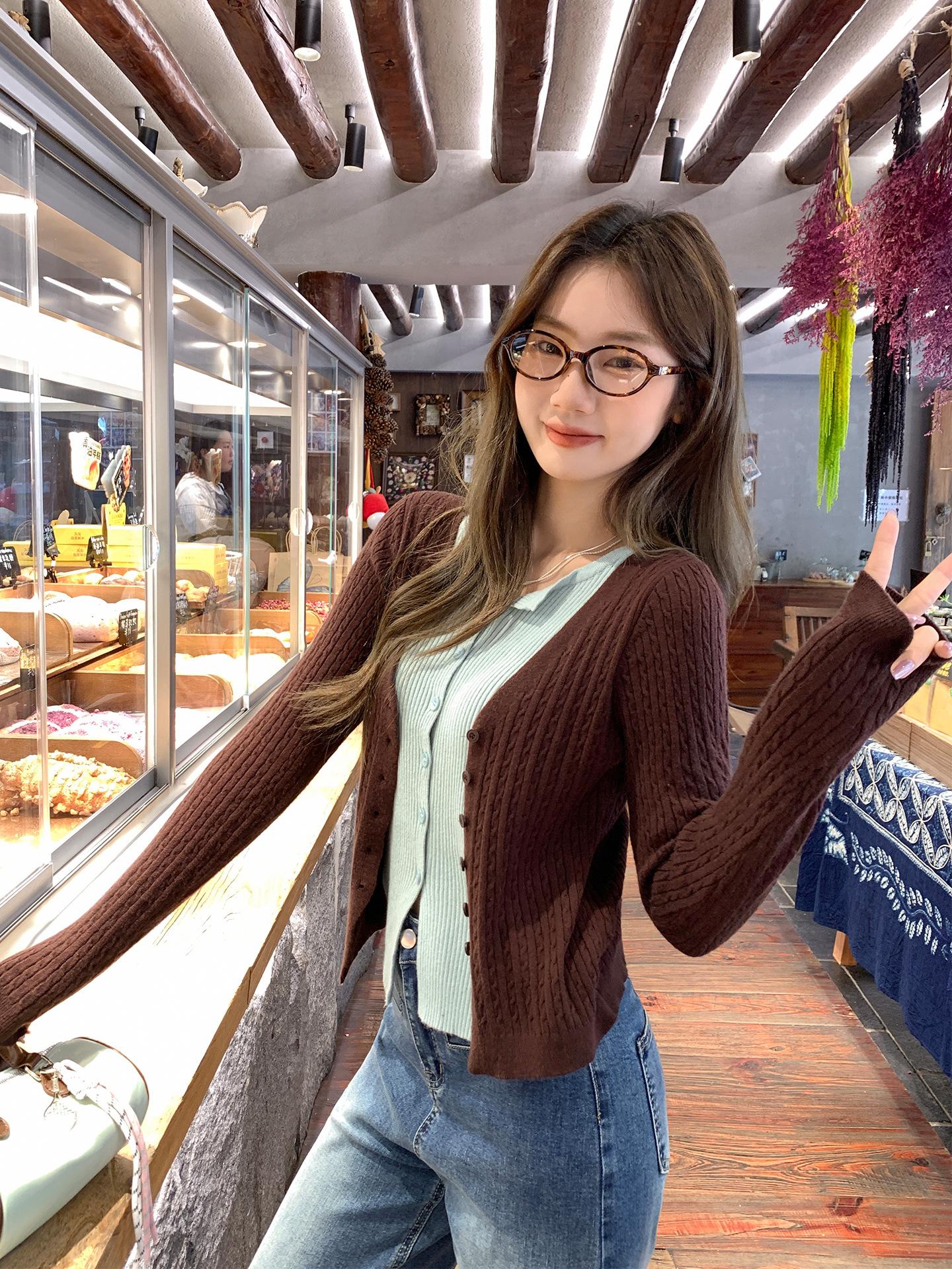 

Fake two-piece splicing double-layer collar long-sleeved wool knitted sweater women s early autumn new single-breasted V-neck front shoulder top One size fits all