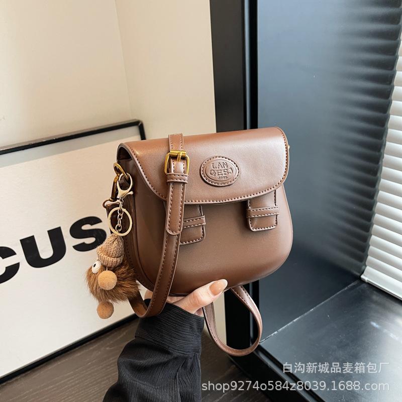 

French niche fashion small bag women s 2025 new popular armpit bag personalized retro shoulder messenger bag коричневый