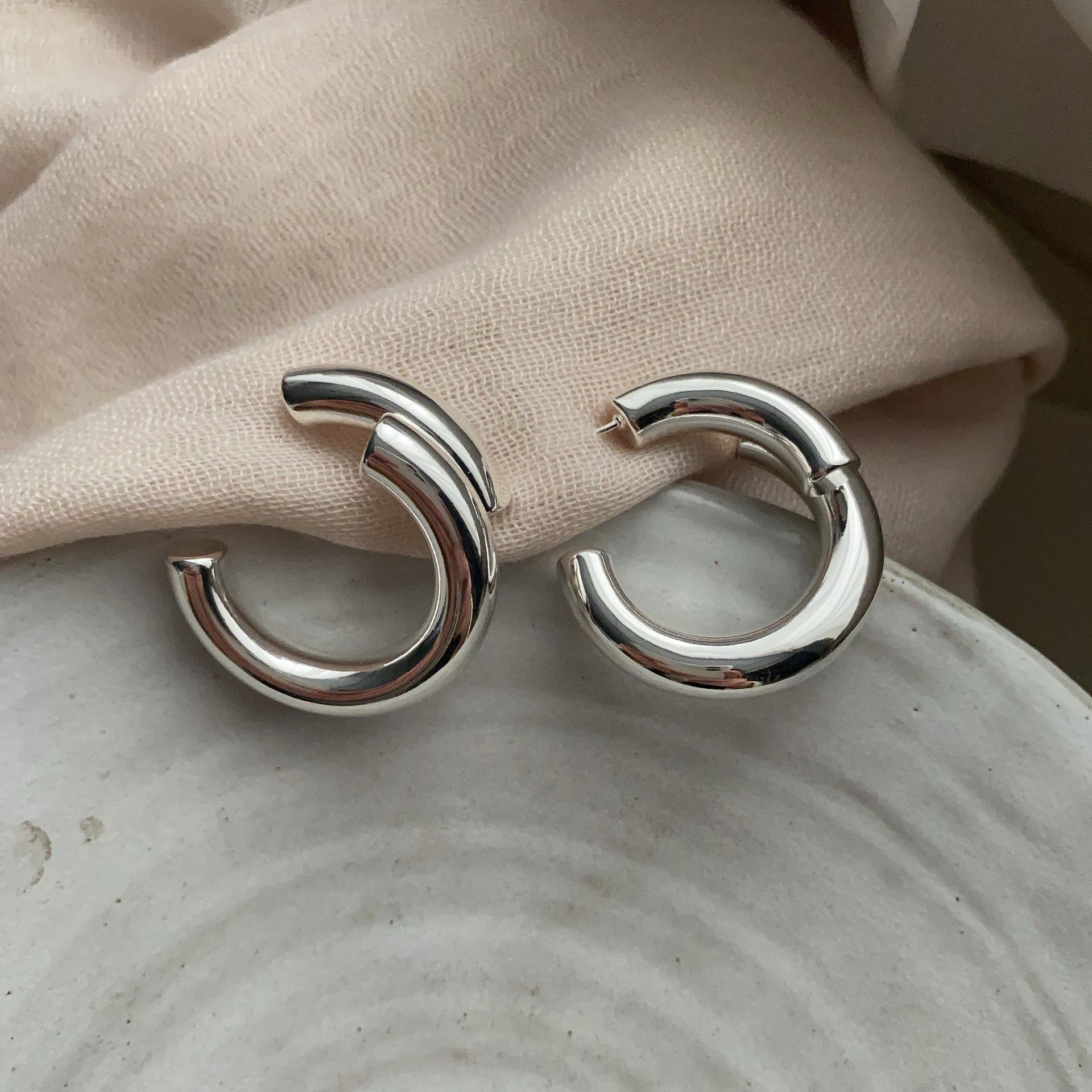 

Серьги-гвоздики Cold Wind Commuting Simple C-образной формы, универсальные, глянцевые, металлические, темпераментные, продвинутые, женские