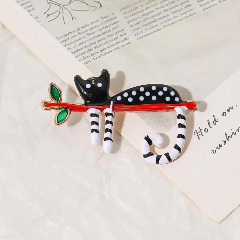Green-eyed Cat Brooch Geometric Kitten Enamel Pin Lapel Pins Backpack Clothing Scarf Accessories Fashion Animal Jewelry Gift