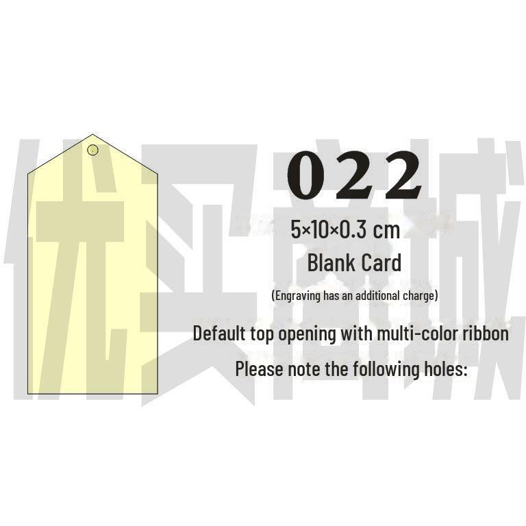 Gravovaná dřevěná karta s přáním s prázdnou visačkou a závěsnou cedulkou