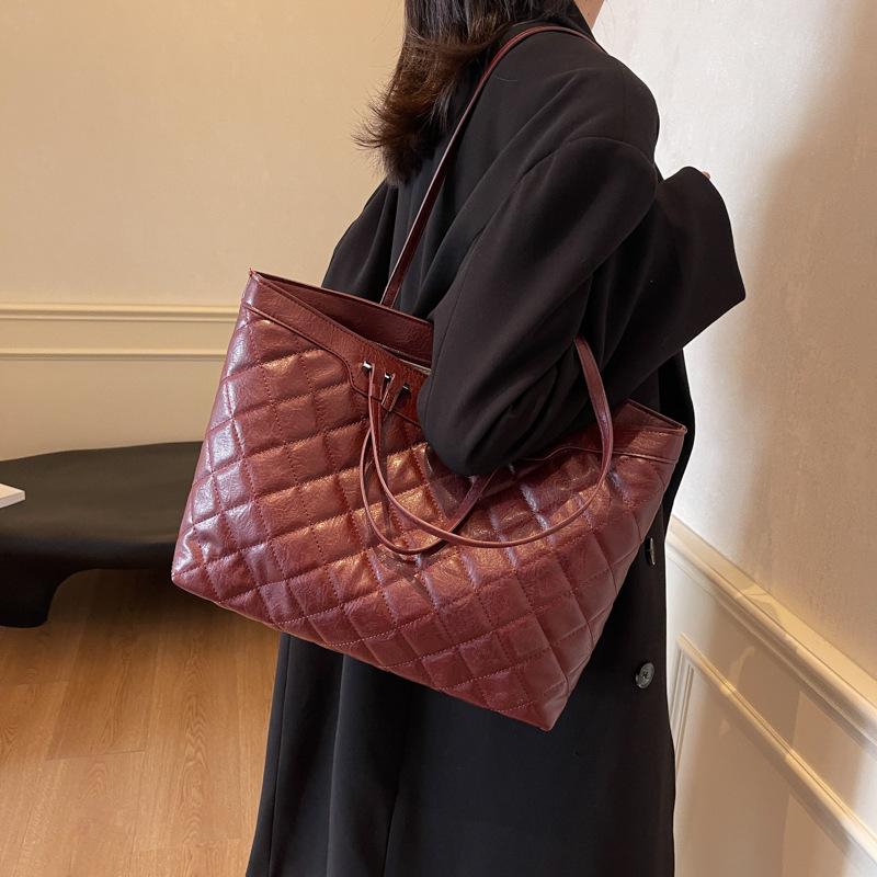 This Year, Large-capacity Tote Bags Are Popular. 2025 Winter New Simple Retro Handbags Are Fashionable and Versatile Shoulder Bags.