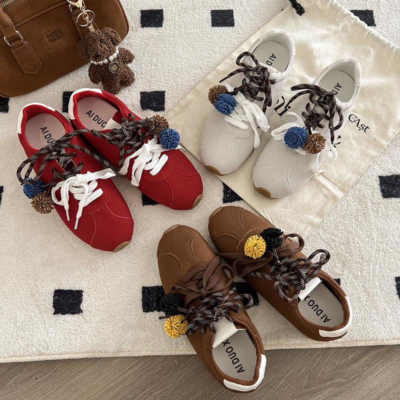 Early Autumn Relaxation Feeling Moral Training Shoes Women's Ins~ Tide 2025 Retro Inner Height Increase Hairball Pendant Fleece Casual Sports Shoes