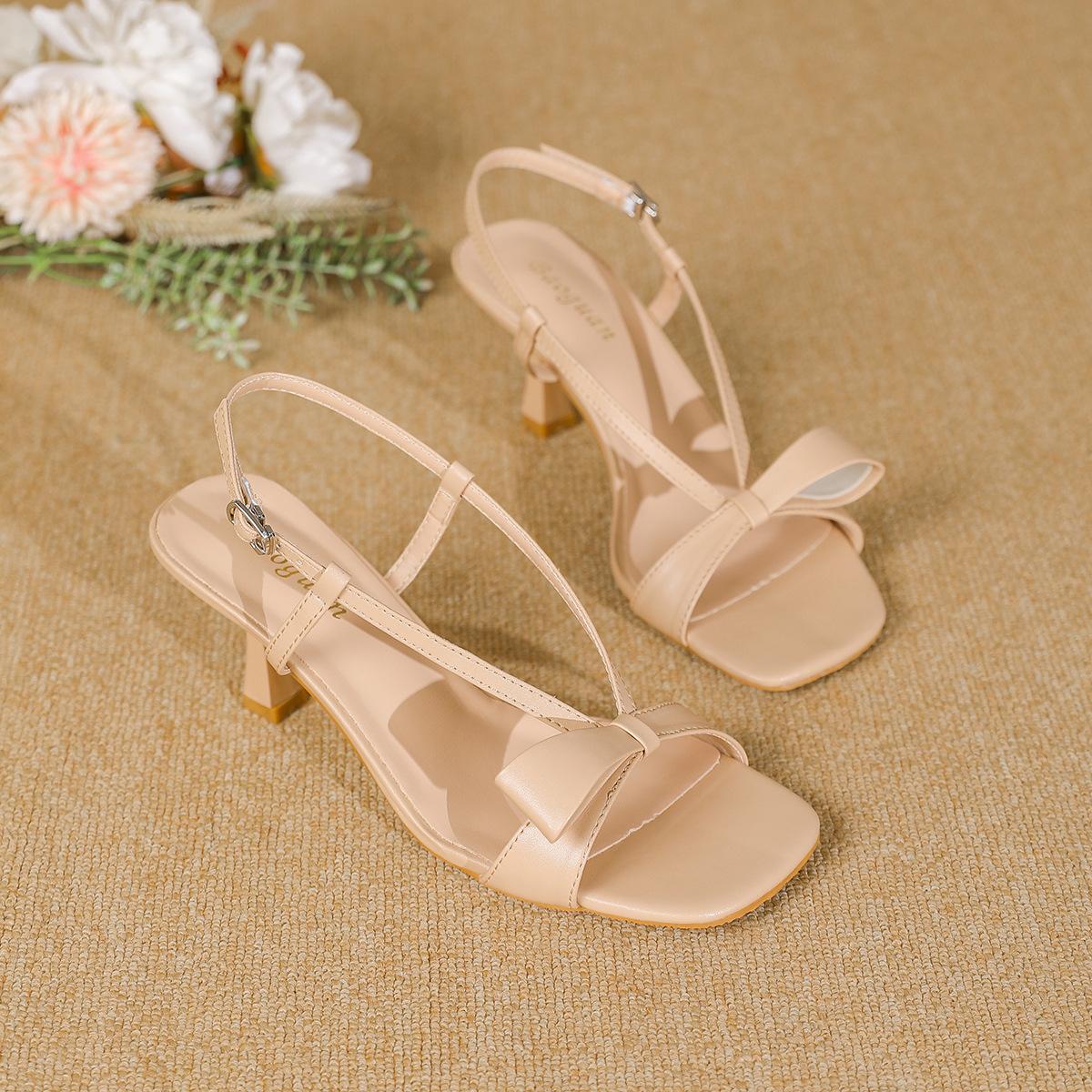 

Белые босоножки женские летние 2025 года бант простые и сексуальные квадратный носок тонкий каблук французский темперамент с юбкой высокий каблук 34