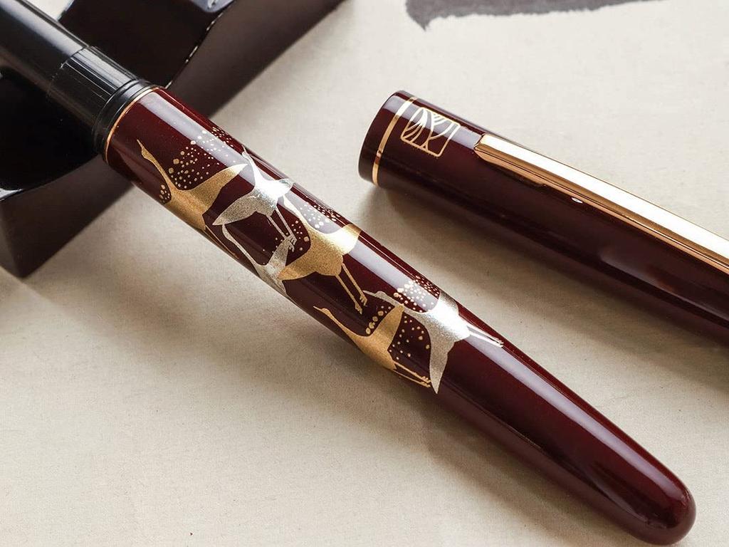 WANCHER Kuretake Modern Tsuruju Crane Fountain Limited Edition Medium Maki-e Pen, (M Nib, Red)