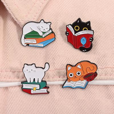 Broche Émail Chat de Dessin Animé Avec des Livres Mignon Chaton Animal Rat de Bibliothèque Broche revers Badge Sac à Dos Accessoires Bijoux Cadeaux Pour Amis