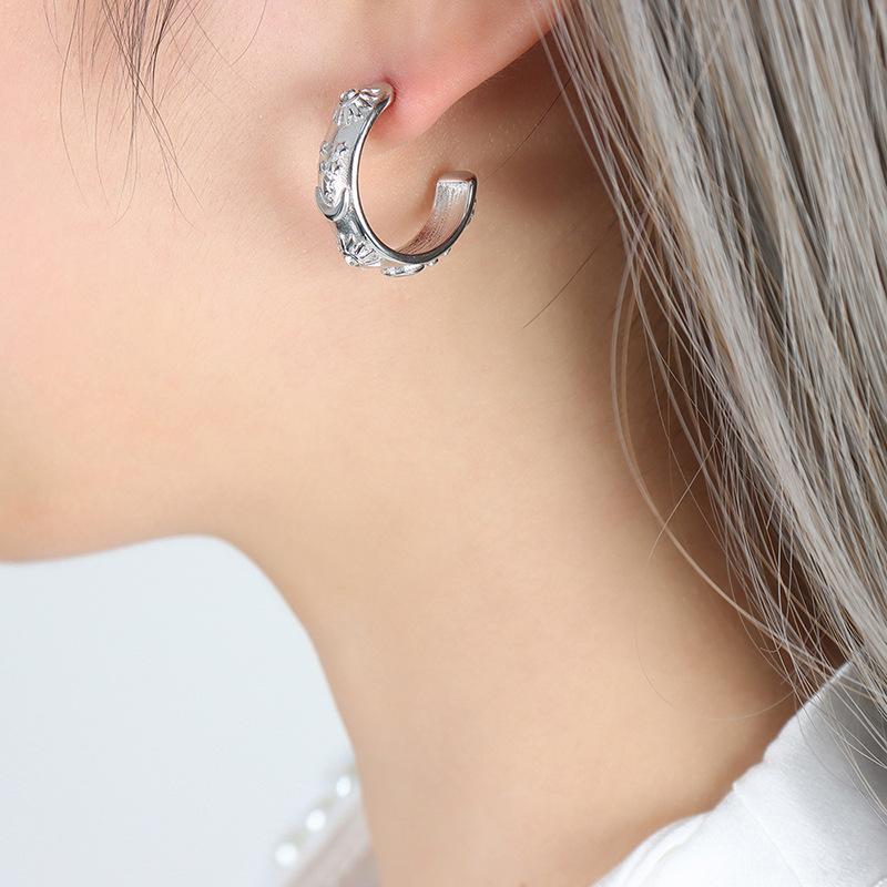 French Court Style Does Not Fade, Elegant Temperament Style, Niche Fashion Bracelet Relief Three-dimensional Earring Set