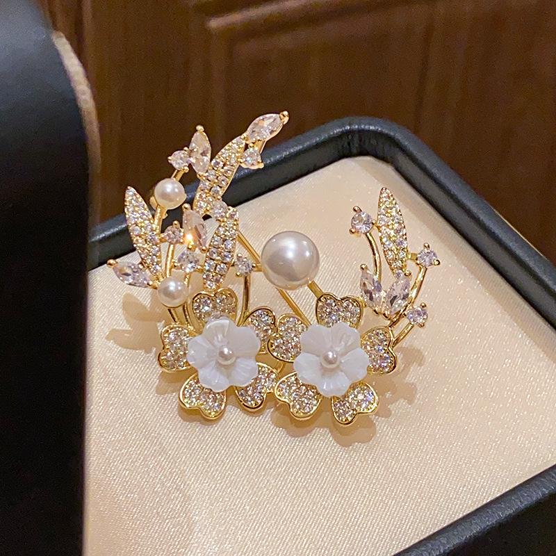 14K Gold Plated Zirkon Blume Perle Brosche: Exquisites, vielseitiges Accessoire für Damen