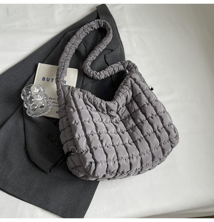 

Корейская версия плиссированной сумки-облака-пузыря женская 2025 осень новая большая вместительная сумка-мессенджер универсальная плечевая сумка-тоут серый