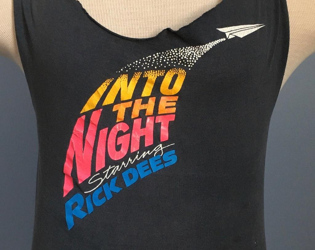 Vintage 90'er Into the Night Rick Dees ærmeløs T-shirt: 1990-1991 - X-LILLE