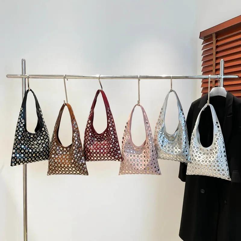 Modische PU-Taschen mit großen Nieten im Designer-Stil für Mädchen Trendige Handtaschen mit großer Kapazität und Persönlichkeit Mädchen-Stil