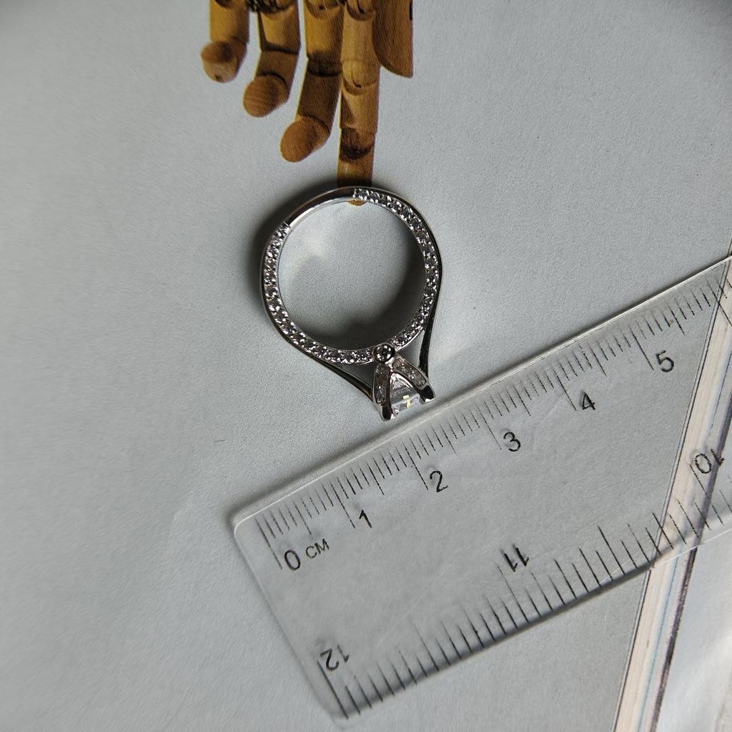 Серебряное кольцо с фианитами, вес изделия 4,56 гр (2186687)