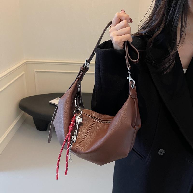 

New women s bag 2025 retro dumpling bag large capacity messenger bag casual fashion fresh simple shoulder bag 31*11*16 темно-коричневого